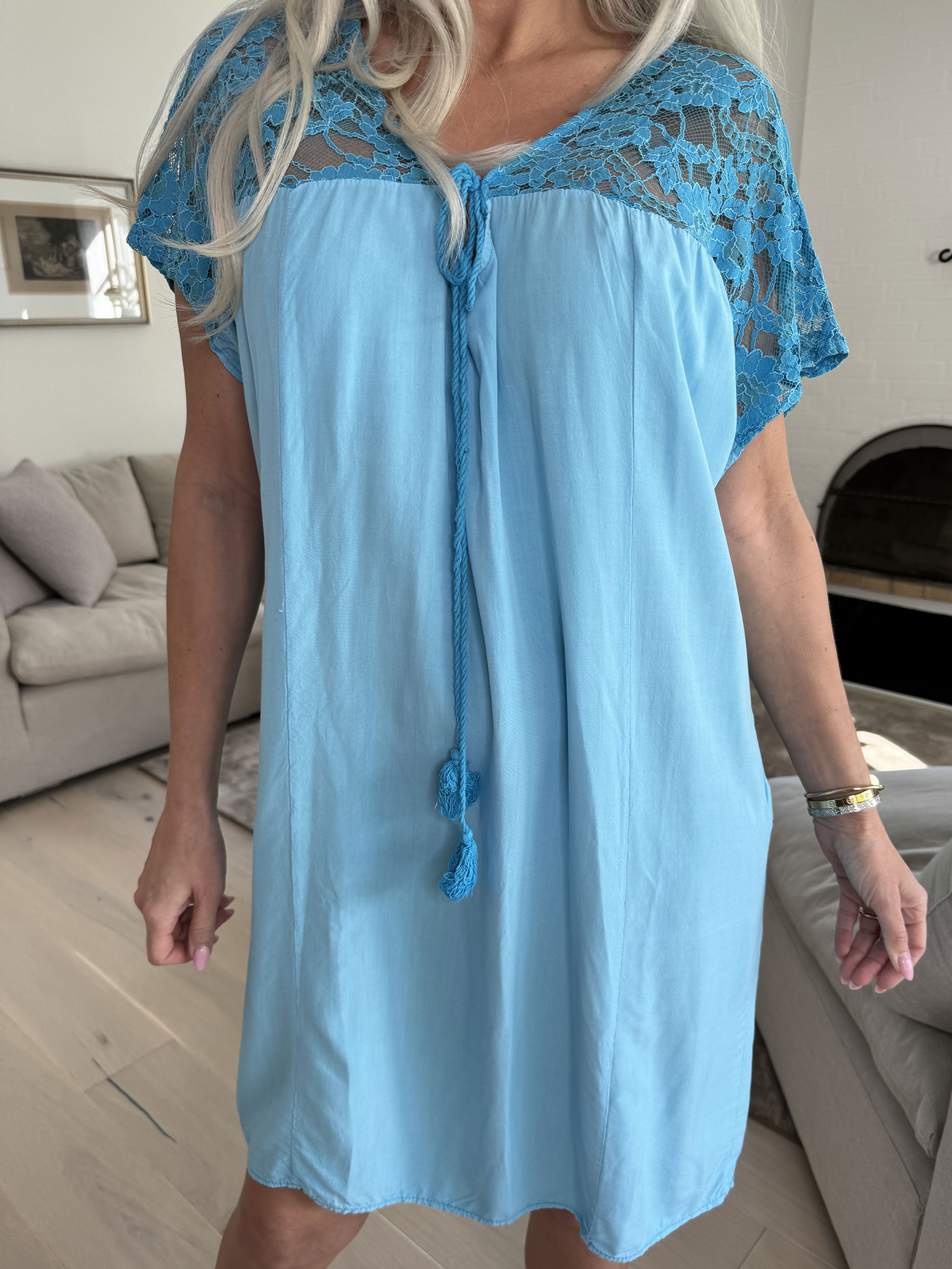 Martina - Sød kjole i viskose med blonde i toppen